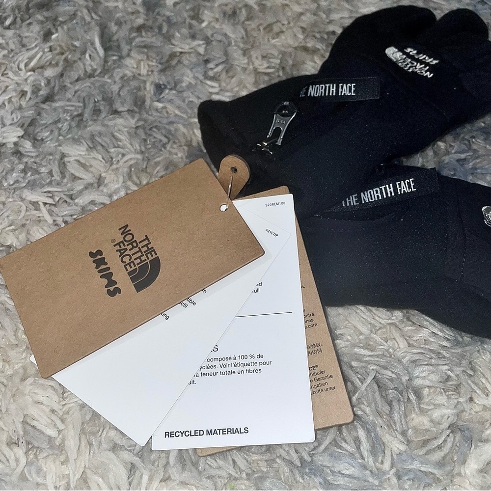 Skims the north face onyx black gloves